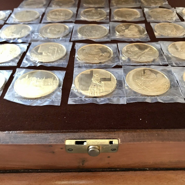 Complete oeuvre of Vermeer in gold on silver tokens back